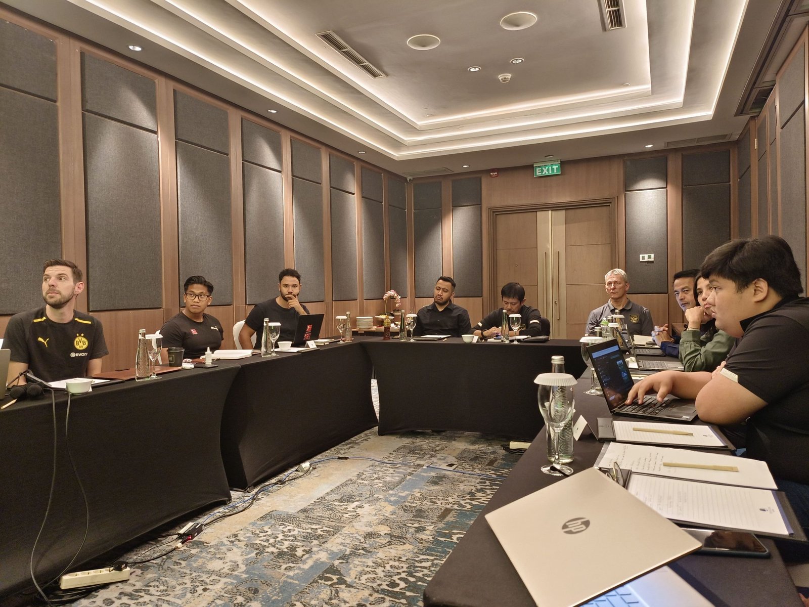 Anggota Komite Eksekutif PSSI, Muhammad bersama Direktur Teknik PSSI, Indra Sjafri, melakukan meeting dengan Bundesliga di Surabaya pada tanggal 12-13 November 2023. Foto : PSSI