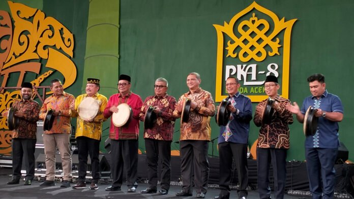 Tabuhan Rapai jadi penanda Pekan Kebudayaan Aceh (PKA) ke-8 yang berlangsung sejak 4 November resmi ditutup, Minggu 12 November 2023. (Foto: MC/Ags)