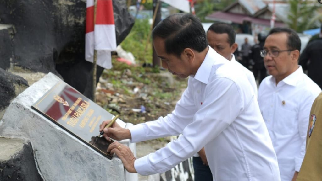 Presiden Jokowi menandatangani Tugu Pancasila Kampung Tanama, Kabupaten Fakfak, Papua Barat, Jumat (24/11/2023). (Foto: BPMI Setpres)