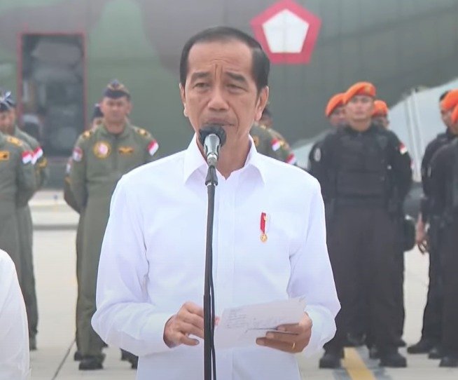 Presiden RI Joko Widodo (Jokowi) melepas pengiriman bantuan kemanusiaan untuk Palestina, Sabtu (04/11/2023), di Pangkalan TNI Angkatan Udara, Halim Perdanakusuma, Jakarta.
