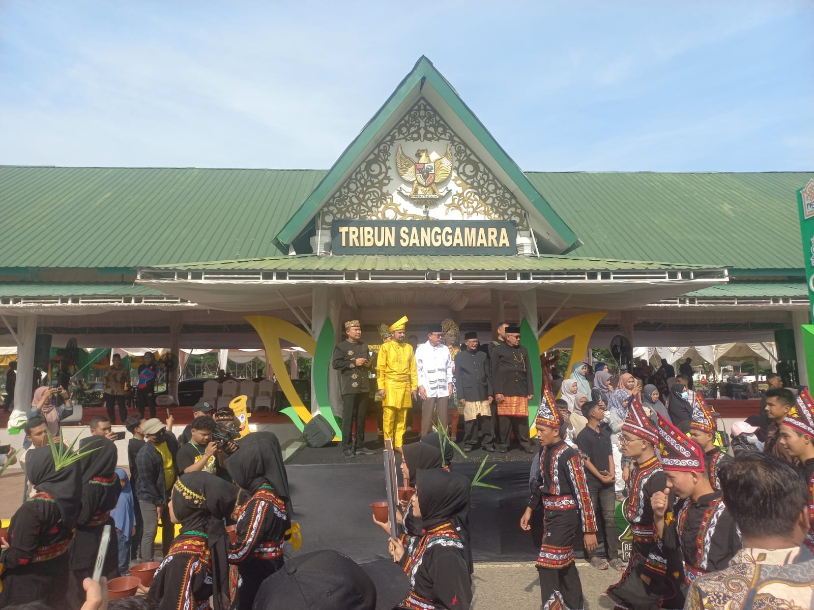 Kontingen dari Kabupaten Gayo Lues dengan pakaian kerawang khas Gayo ikut serta dalam kegiatan Pawai Budaya di PKA-8. Minggu, 5 November 2023.