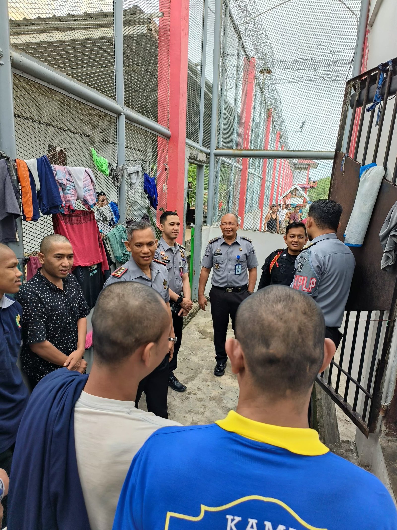 Kalapas Kelas IIA Banda Aceh bersama pejabat struktural, lakukan sidak dan tegur sapa dengan warga binaan hunian Mapeling pada Selasa, 28 November 2023.