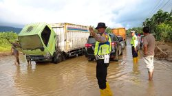 Personel Satlantas Polres Aceh Selatan melakukan pengaturan jalan untuk menjaga kelancaran lalu lintas di lokasi banjir di Jembatan Ie Mirah Desa Ladang rimba Kecamatan Trumon Tengah, Kabupaten Aceh Selatan, Rabu, 29 November 2023.
