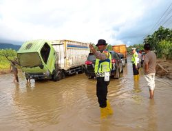Polres Aceh Selatan Atur Lalu Lintas Meski Banjir Menyulitkan