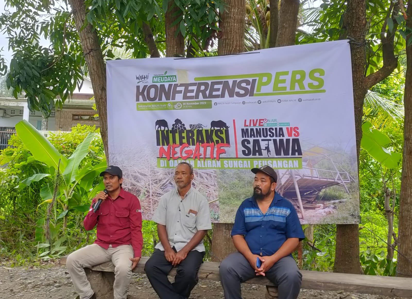 Konferesnsi Pers Konflik Manusia vs Satwa di Aceh Tengah & Bener Meriah yang diselenggarakan di Sekretariat WALHI Aceh pada Kamis (30/11/2023).