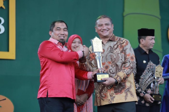 Pj Bupati Aceh Besar Muhammad Iswanto menerima penghargaan setelah keluar sebagai juara II pada Pekan Kebudayaan Aceh ke-8, yang berlangsung di Taman Sultanah Safiatuddin Banda Aceh, Minggu (12/11/2023) Sore.