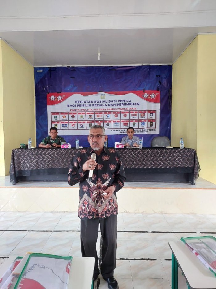 Kaban Kesbangpol Aceh Besar, Sofian, SH, memberikan materi peran pemerintah dalam pemilihan umum pada sosialisasi pemilu bagi pemilih pemula dan pemilih perempuandi Kecamatan Lhoong, yang berlangsung di Aula Kantor Camat, Sabtu (4/11/2023).