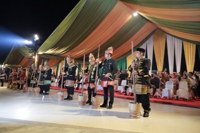 Pj Bupati Aceh Besar Muhammad Iswanto sedang menumbuk rempah di leusong kayee sebagai tanda pembukaan PKA ke 8 secara resmi telah dibuka, bertempat di Taman Sulthanah Safiatuddin, Banda Aceh, Sabtu (04/11/2023) malam.