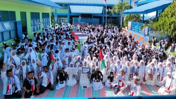Siswa MIN 27 Aceh Besar menggelar aksi peduli palestina melalui do'a dan aksi pengumpulan donasi di madrasah setempat, Lambaro, Ingin Jaya, Sabtu (11/11/2023).