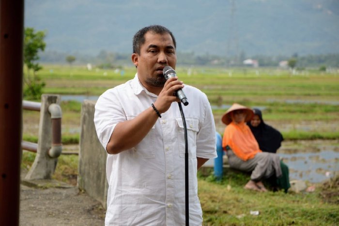 Pj Bupati Aceh Besar, Muhammad Iswanto SSTP MM memberikan kata sambutan pada peresmian sumur bor untuk pengairan persawahan Kemukiman Lamteungoh, Kecamatan Ingin Jaya, Aceh Besar, Jumat (03/11/2023).