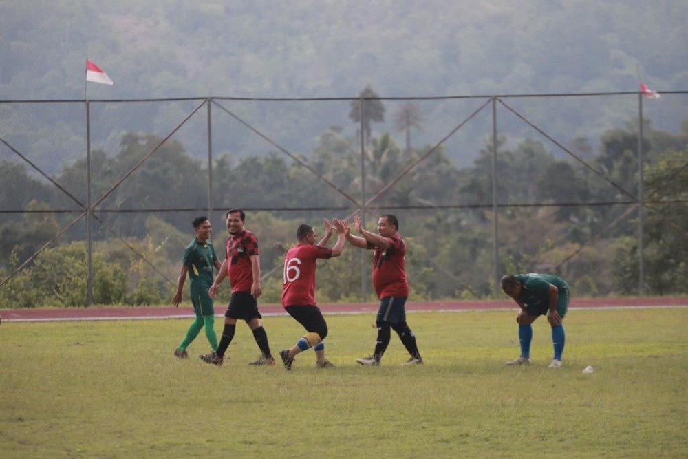 Pj Bupati Aceh Besar Muhammad Iswanto meluapkan kegemberiaan usai memasukkan bola ke gawang Camat, pada laga persahabatan, Pemkab unggul 5-1, di JSC Kota Jantho, Rabu (22/11/2023)