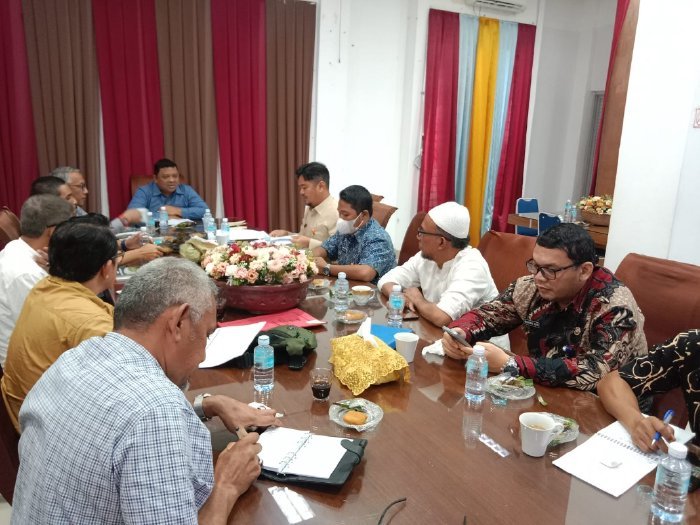 Sekda Aceh Besar Drs Sulaimi M.Si menerima audiensi Plt Sekretaris dan tim sekretariat Komisi Independen Pemilihan (KIP) Aceh Besar di Aula Dekranasda, Gani, Ingin Jaya, Jum'at (3/11/2023).