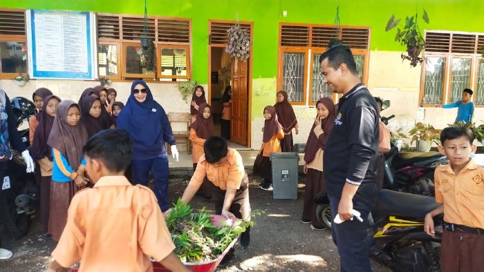 Kepala Dinas Kesehatan Aceh Besar Anita S,Km, M.Kes memonitoring aksi satu jam pungut sampah di SMPN 3 Ingin Jaya, Aceh Besar, Sabtu (25/11/2023).