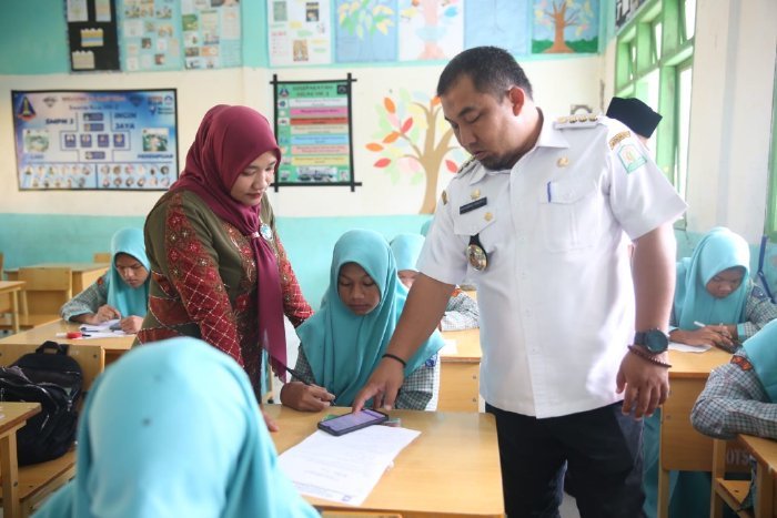 Pj Bupati Aceh Besar Muhammad Iswanto S.STP, MM didampingi Bunda Pendidikan Anak Usia Dini (PAUD) Aceh Besar Cut Rezky Handayani S.IP MM melakukan Monev pelaksanaan ujian semester ganjil Tahun ajaran 2023/2023 ke Sekolah Menengah Pertama Negeri.