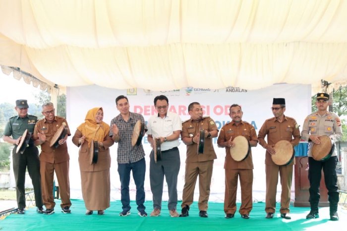 Pembukaan deklarasi Open Defecation Free (ODF) Stop Buang Air Besar Sembarangan ditandai penambuhan rapai oleh Pj Bupati, Asisten I, Asisten II, Kadinkes Aceh Besar, serta unsur Forkopimcam Lhoknga, yang berlangsung di Halaman Kantor camat Kecamatan.