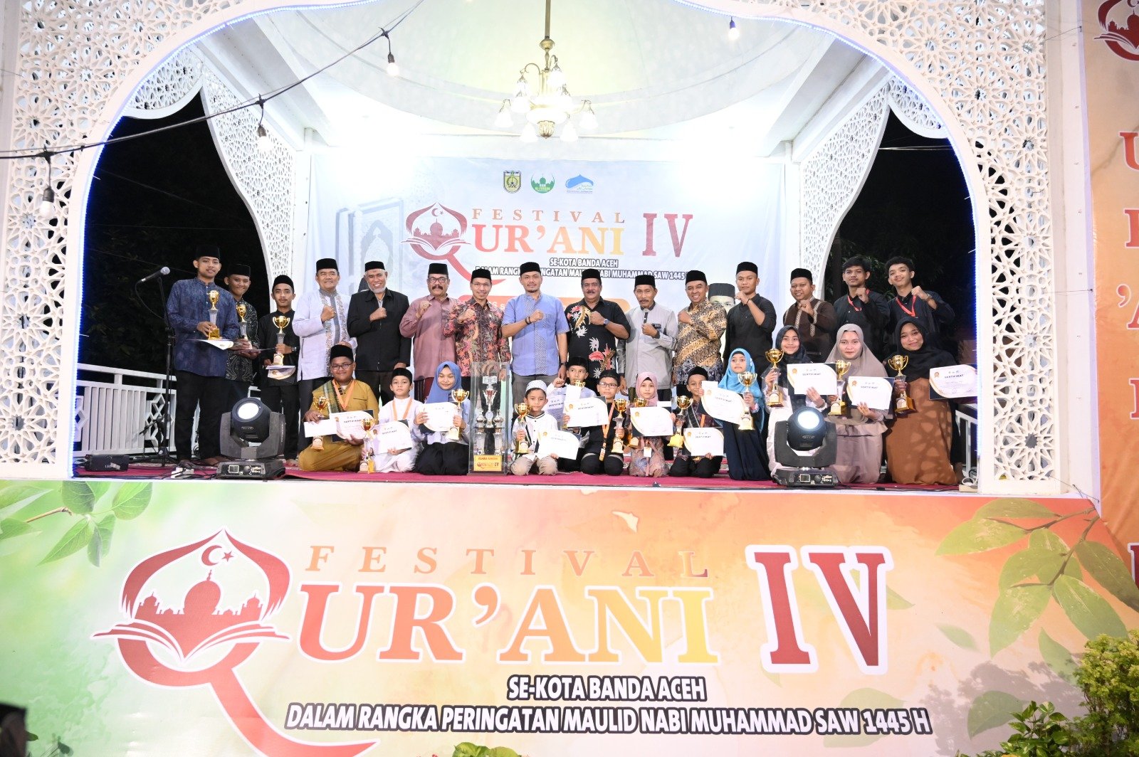 Ketua DPRK Banda Aceh foto bersama para peraih juara Festival Qurani IV di Gampong Beurawe