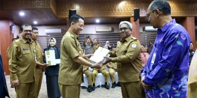 Penjabat Gubernur Aceh, Achmad Marzuki didampingi Kepala Kantor Wilayah Direktorat Jenderal Perbendaharaan (DJPb) Provinsi Aceh Izharul Haq, menyerahkan DIPA dan Buku Alokasi TKD TA 2024 secara simbolis kepada 23 Kuasa Pengguna Anggaran (KPA) dan 23 Pemda (Kab/Kota) se-Aceh, di Kantor Gubernur Aceh, Selasa, (5/12/2023).