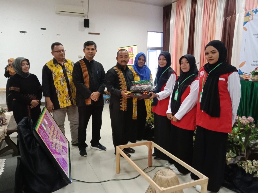 Koordinator Sekretariat Bidang Organisasi Dekranasda M Ali S.Sos MSi, bersama Ketua FPLKP Aceh Syahrir Kiram SE dan Plt Kepala Diskopukmdag Aceh Besar Trizna Darma SY saat meninjau hasil karya peserta Kriya Kasab di Dekranasda, Gani Ingin Jaya, Minggu, 10 Desember 2023. Foto : Pemkab Aceh Besar