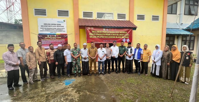 Forkopincam Blang Bintang foto bersama usai menandatangani ikrar pemilu damai pada deklarasi pemilu damai yang dilaksanakan di Halaman Kantor Camat Blang Bintang, Selasa (12/12/2023).