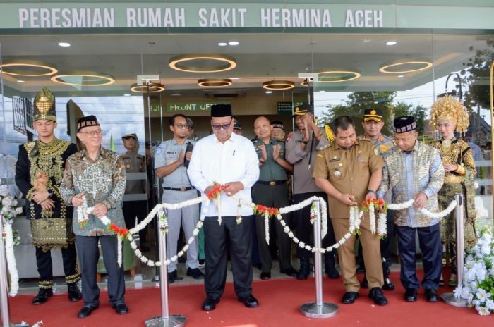Pj Bupati Aceh Besar, Muhammad Iswanto SSTP MM memotong pita tanda diresmikannya Rumah Sakit Hermina Aceh di Gampong Ajee, Kecamatan Ingin Jaya, Aceh Besar, Senin (11/12/2023).