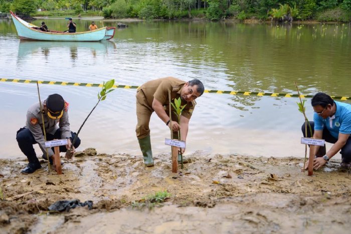 Pj Bupati Aceh Besar, Muhammad Iswanto SSTP MM bersama PT. Solusi Bangun Andalas (SBA) melakukan penanaman pohon mangrove dalam acara Quarry Day Tahun 2023 di Krueng Raba, Kecamatan Lhoknga, Aceh Besar, Selasa (12/12/2023).