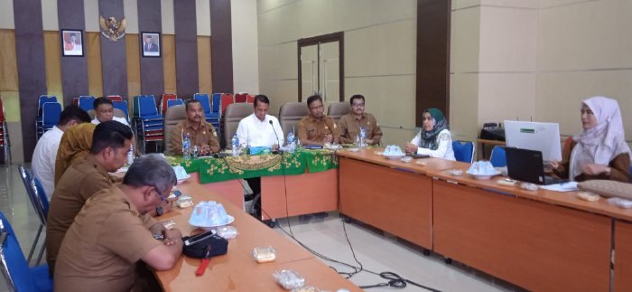Pemerintah Kabupaten Aceh Besar mengadakan Rapat Evaluasi penyaluran bantuan pangan dan pelaksanaan Stabilitas Pasokan dan Harga Pangan (SPHP) di Aula H Sanusi Wahab Kantor Bupati Aceh Besar, Selasa (12/12/2023).