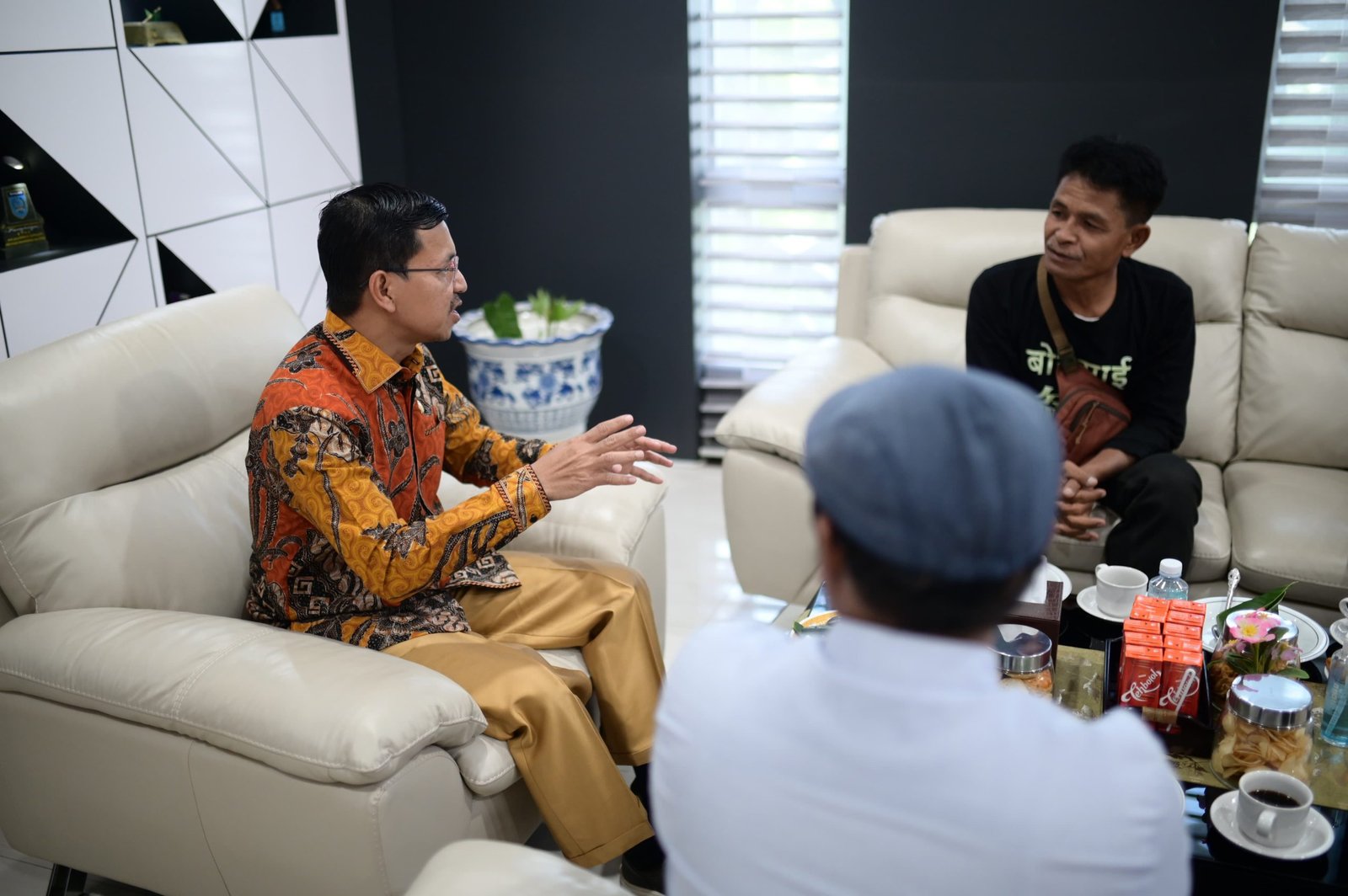 Ketua DPRK Banda Aceh Farid Nyak Umar saat menerima penggiat bonsai diruang kerjanya