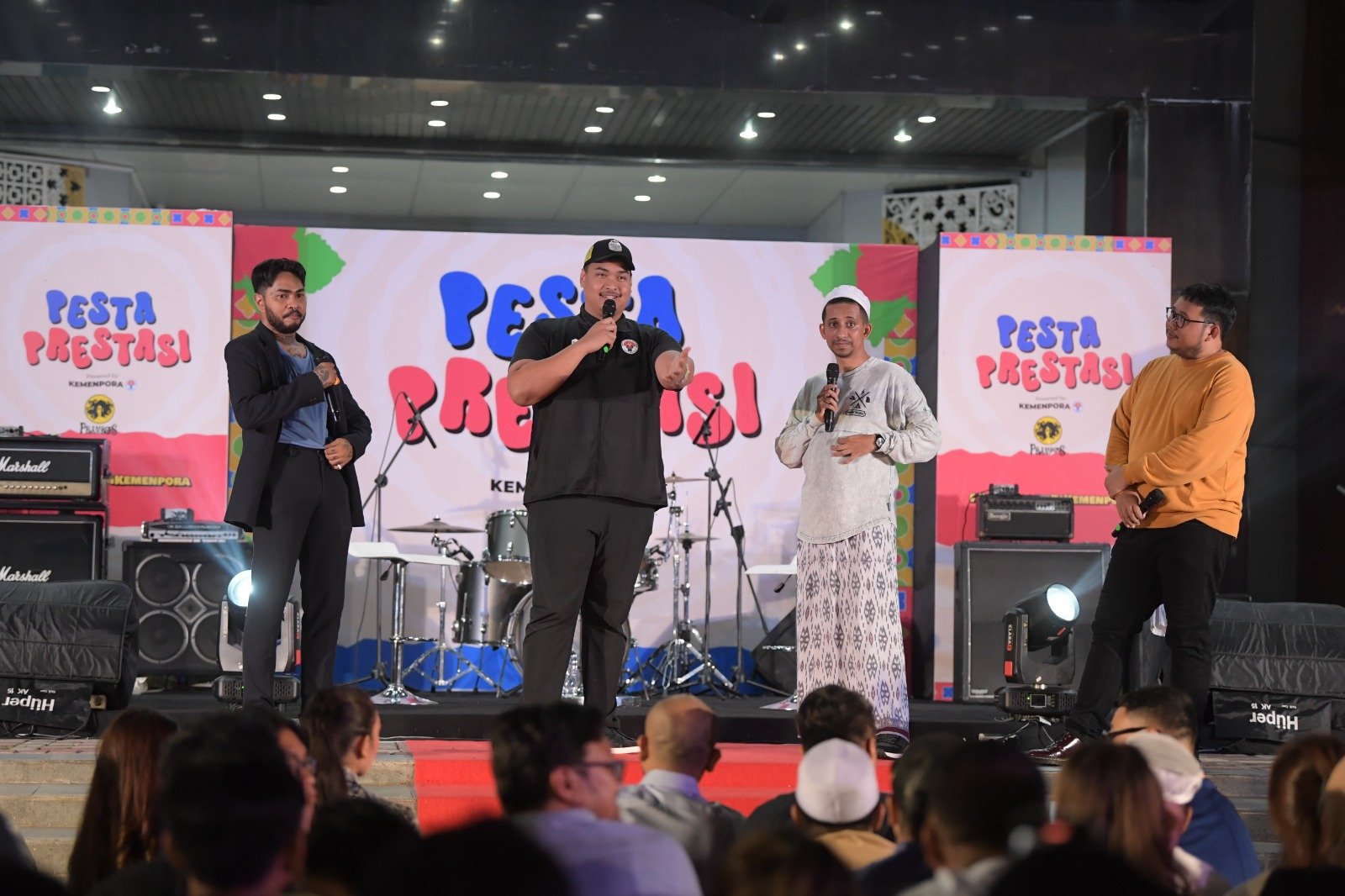 Menteri Pemuda dan Olahraga Republik Indonesia (Menpora RI) Dito Ariotedjo menghadiri live show “Login di Kemenpora” dalam malam puncak Pesta Prestasi, Minggu (10/12). Acara ini menghadirkan duet pendakwah Habib Ja’far dan musisi Onadio “Onad” Leonardo yang merupakan sosok utama dalam gelar wicara “Login”.(foto:raiky/kemenpora.go.id)