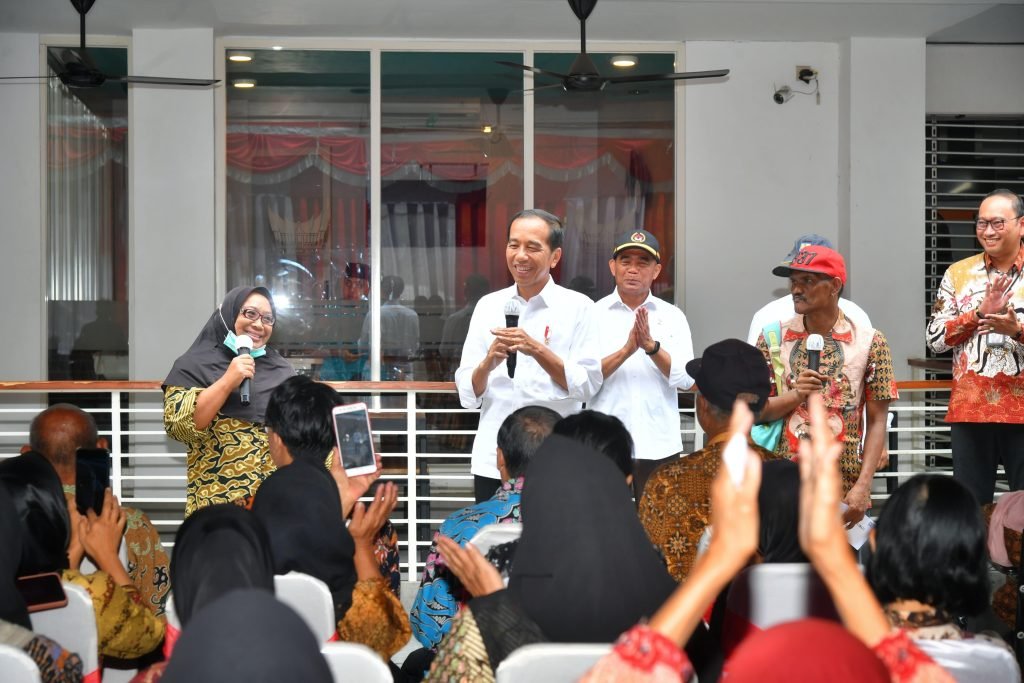 Presiden Jokowi membagikan bantuan langsung tunai (BLT) El Nino di Kantor Pos Malang, Kota Malang, Provinsi Jawa Timur, Kamis (14/12/2023). (Foto: BPMI Setpres/Vico)