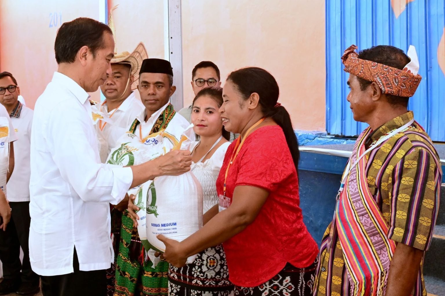 Presiden Jokowi menyerahkan bantuan pangan cadangan beras pemerintah (CBP) kepada sejumlah keluarga penerima manfaat (KPM). di Gudang Bulog Baru Tenau, Kota Kupang, NTT, Rabu (06/12/2023). (Foto: BPMI Setpres/Muchlis Jr)
