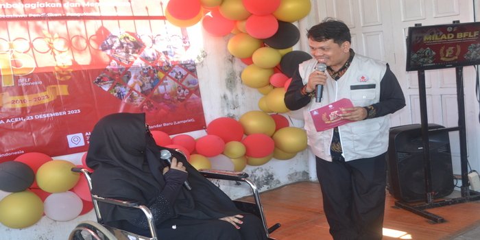 Di perayaan ulang tahun BFLF ke-13, Yusmawati, Pasien Lupus berbagi cerita tentang pengalamannya di Rumah Singgah BFLF, pada Sabtu, 23 Desember 2023.