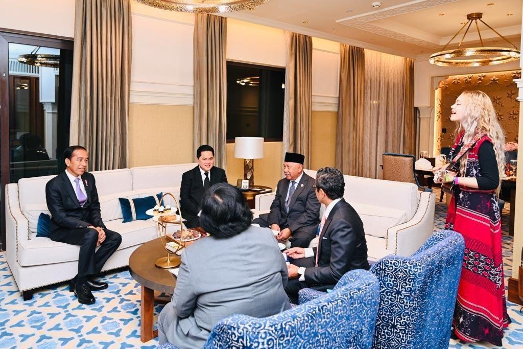 Presiden dan rombongan di Persatuan Emirat Arab (PEA) pada Kamis (11/11/2023). Foto : BPMI Setpres/Laily Rachev