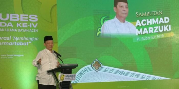 Penjabat Gubernur Aceh, Achmad Marzuki, memberikan sambutan saat membuka Musyawarah Besar (Mubes) Himpunan Ulama Dayah Aceh (HUDA) ke-IV, di Hotel Grand Nanggroe Banda Aceh, Jumat, (1/12/2023).