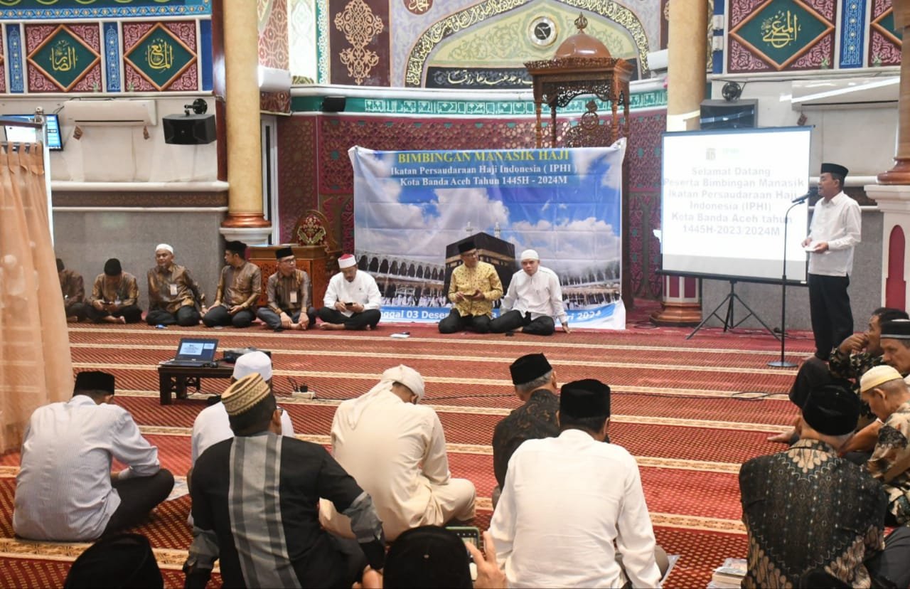 Calon Jamaah Haji Kota Banda Aceh dalam melaksanakan ibadah haji, Ikatan Persaudaraan Haji Indonesia (IPHI) Kota Banda Aceh mengadakan bimbingan Manasik Haji.dibuka langsung oleh Pj Wali Kota Banda Aceh, Amiruddin, Minggu (3/12/2023) di Mesjid Oman Al Makmur Lampriet.