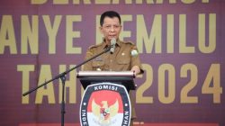 Penjabat Gubernur Aceh, Achmad Marzuki, saat menyampaikan pesan damai pada Deklarasi Kampanye Pemilu Damai Tahun 2024 di di Taman Sulthanah Safiatuddin, Banda Aceh, Selasa (5/12/2023).