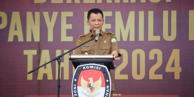 Penjabat Gubernur Aceh, Achmad Marzuki, saat menyampaikan pesan damai pada Deklarasi Kampanye Pemilu Damai Tahun 2024 di di Taman Sulthanah Safiatuddin, Banda Aceh, Selasa (5/12/2023).