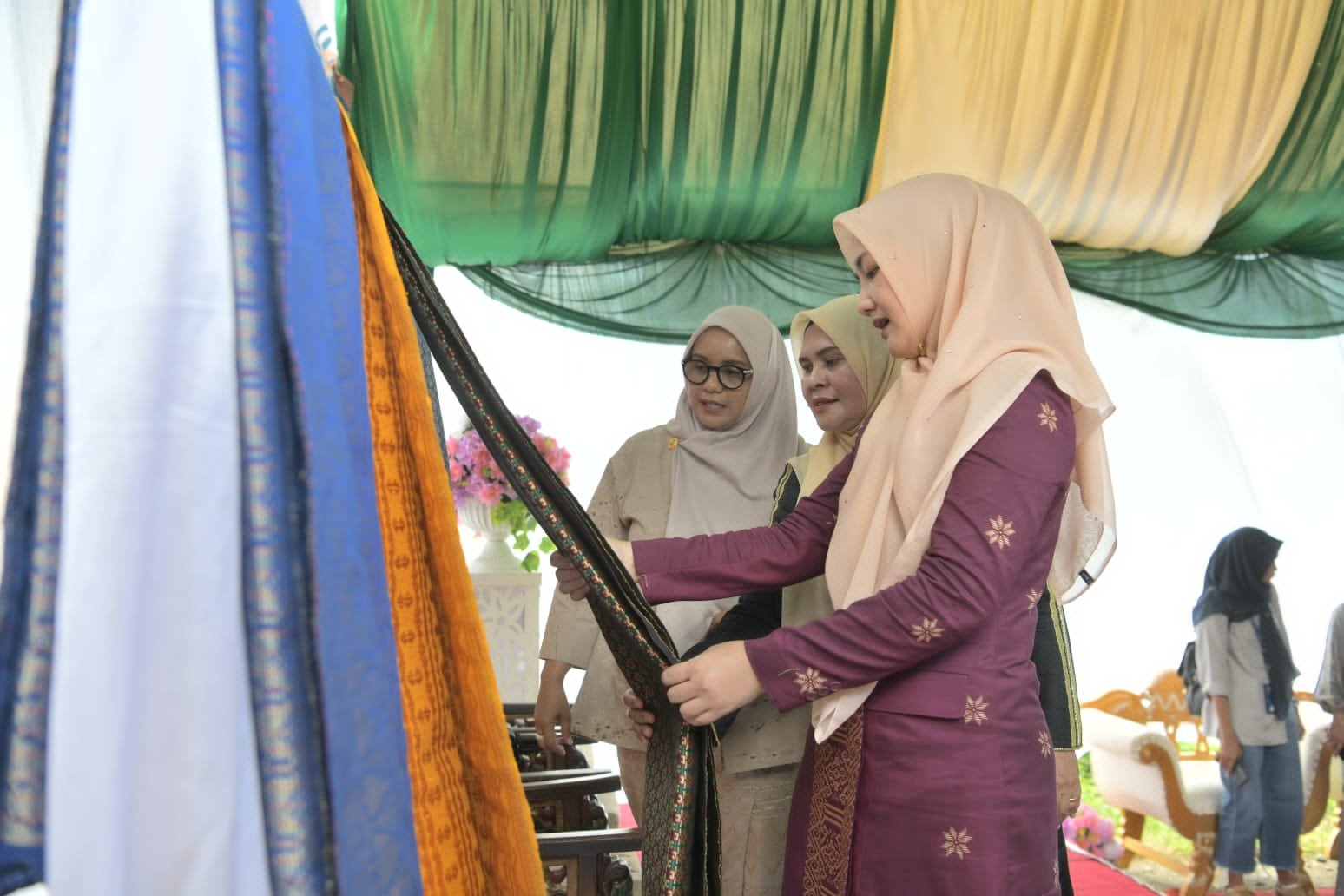 Pj. Ketua Dekranasda Aceh, Ayu Marzuki didampingi Ketua DWP Aceh Mellani Subarni meninjau hasil dari peserta pelatihan Program PKM Dekranasda Aceh di desa Miruk Taman Aceh Besar, Jum'at, 8 Desember 2023. Foto : Humas Pemerintah Aceh
