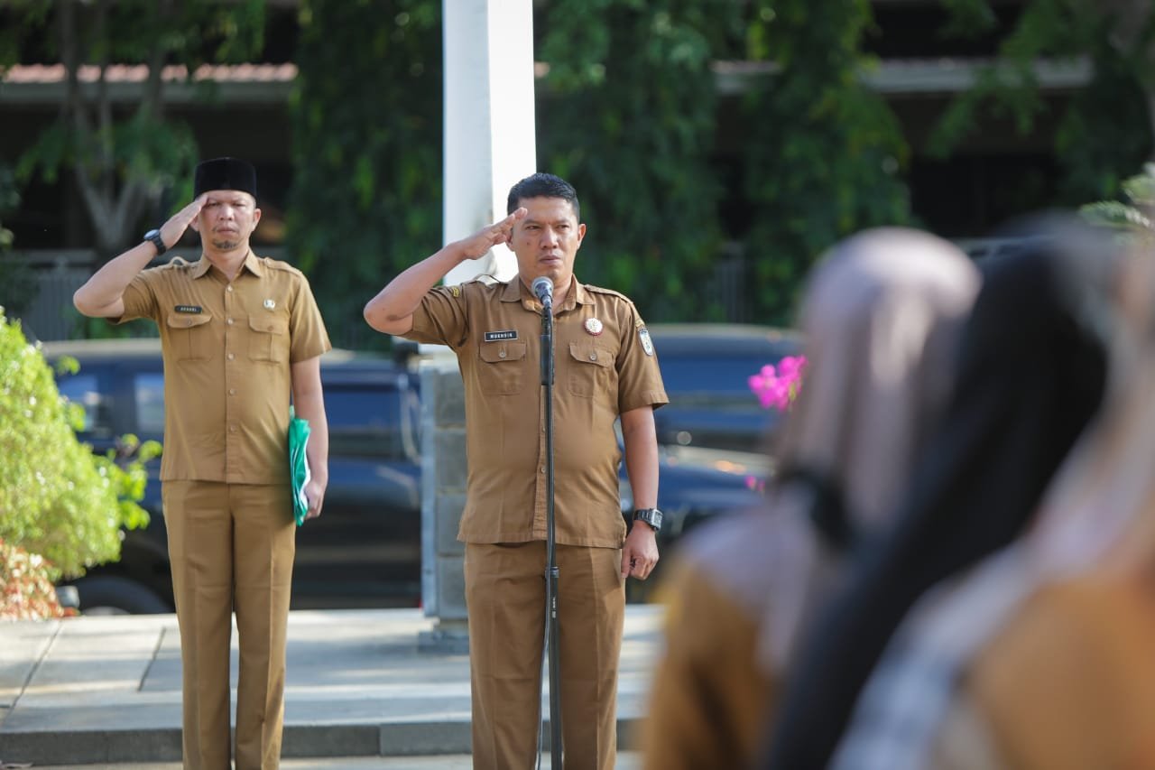 Kabag Hukum Setdakota Banda Aceh, Mukhsin SH MH saat bertindak sebagai pembina apel rutin Sekretariat Daerah Kota, Senin (11/12/2023) di Halaman Balai Kota.