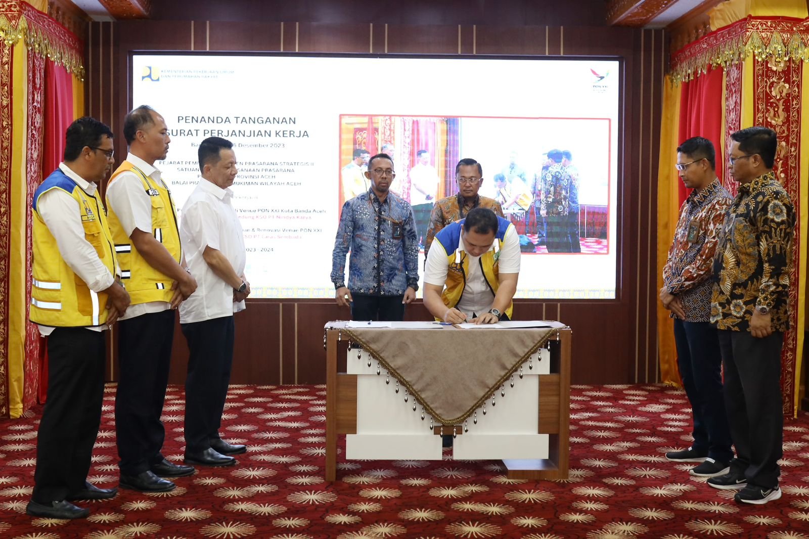 Pj Gubernur Aceh Achmad Marzuki, menyaksikan penandatanganan kontrak paket pekerjaan renovasi dan pembangunan kembali venue PON XXI dan paket pekerjaan manajemen konstruksi pembangunan dan renovasi venue PON XXI, di Restauran Meuligoe Gubernur Aceh, Jum’at (15/12/2023). Foto : Humas Pemerintah Aceh
