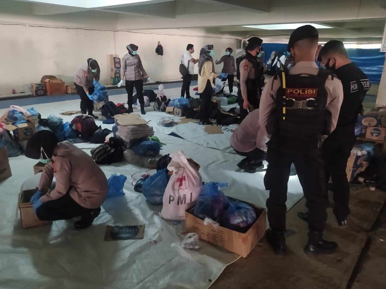 Polresta Banda Aceh Polda Aceh melakukan penggeledahan ulang terhadap barang bawaan pengungsi Rohingya di Balai Meuseuraya Aceh pada Rabu, 20 Desember 2023, dan menemukan 15 unit handphone, termasuk tiga smartphone. Foto : Humas Polda Aceh