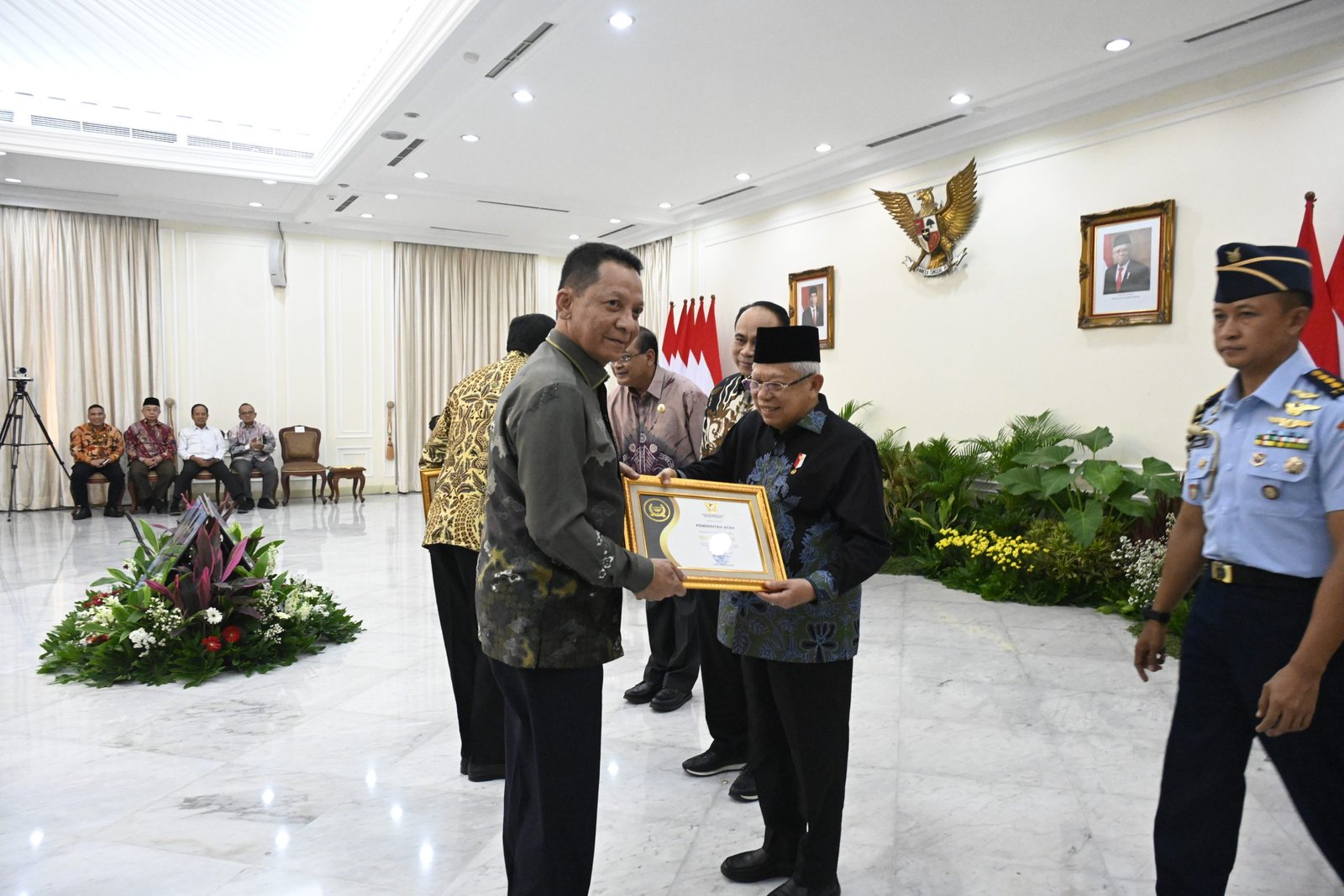 Pj Gubernur Aceh Achmad Marzuki menerima penghargaan Anugerah Keterbukaan Informasi Publik Tahun 2023 Kualifikasi Informatif dari Wakil Presiden Republik Indonesia Ma’ruf Amin di Istana Wakil Presiden RI, Selasa (19/12/2023). Pemerintah Aceh mendapatkan nilai 98,37 yang merupakan Peringkat 1 Nasional kategori Pemerintah Provinsi.