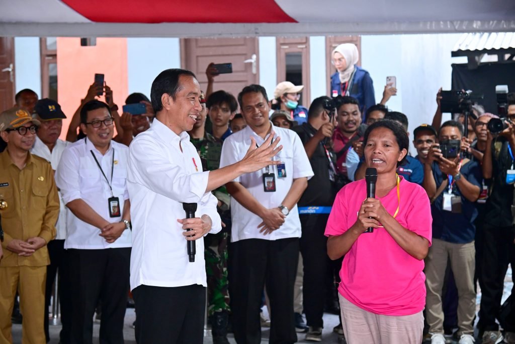 Presiden Jokowi mengunjungi Gudang Bulog Batu Cermin, Labuan Bajo, Kabupaten Manggarai Barat, NTT, Senin (04/12/2023) untuk membagikan bantuan pangan CBP) dan berbincang dengan sejumlah KPM. (Foto: BPMI Setpres/ Muchlis Jr)