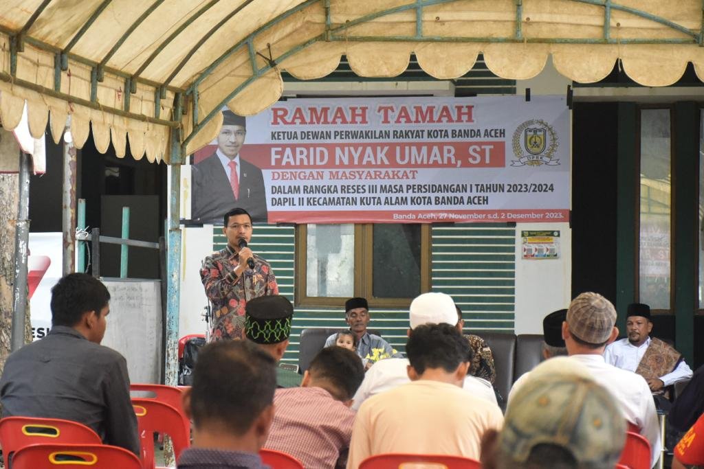 Ketua DPRK Banda Aceh berbicara dihadapan warga pada reses III Masa Persidangan I Tahun 2023/2024 di Dapil II kecamatan Kuta Alam Banda Aceh, Kamis (30/11/2023). FOTO/ HUMAS DPRK BANDA ACEH