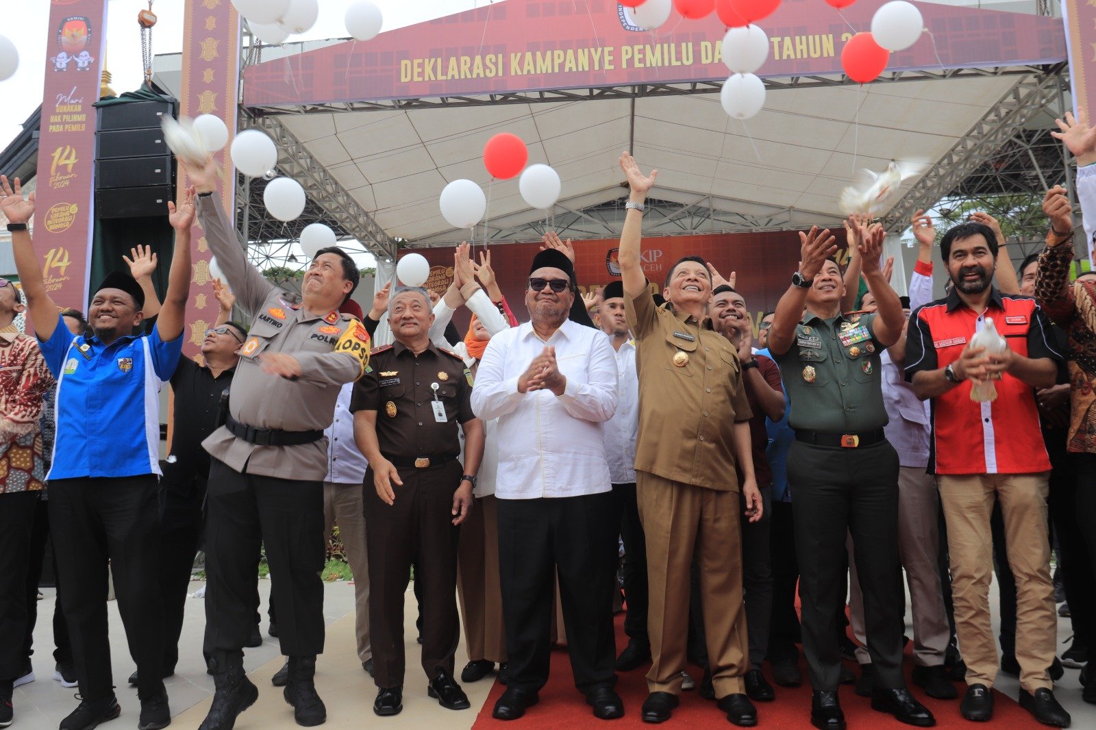 Pelepasan merpati, simbol perdamaian yang mengukuhkan tekad bersama untuk menjaga keamanan dan ketertiban selama proses pemilu. Foto : Humas Polda Aceh
