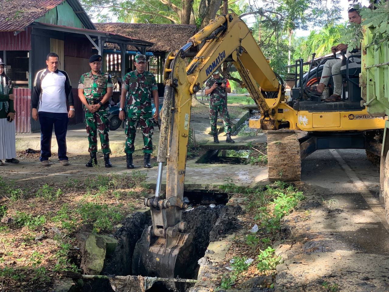 Pembersihan Selokan dan Pasar, Upaya Kodim 0103/Aceh Utara Cegah Banjir. Foto : Kodim 0103/Aceh Utara