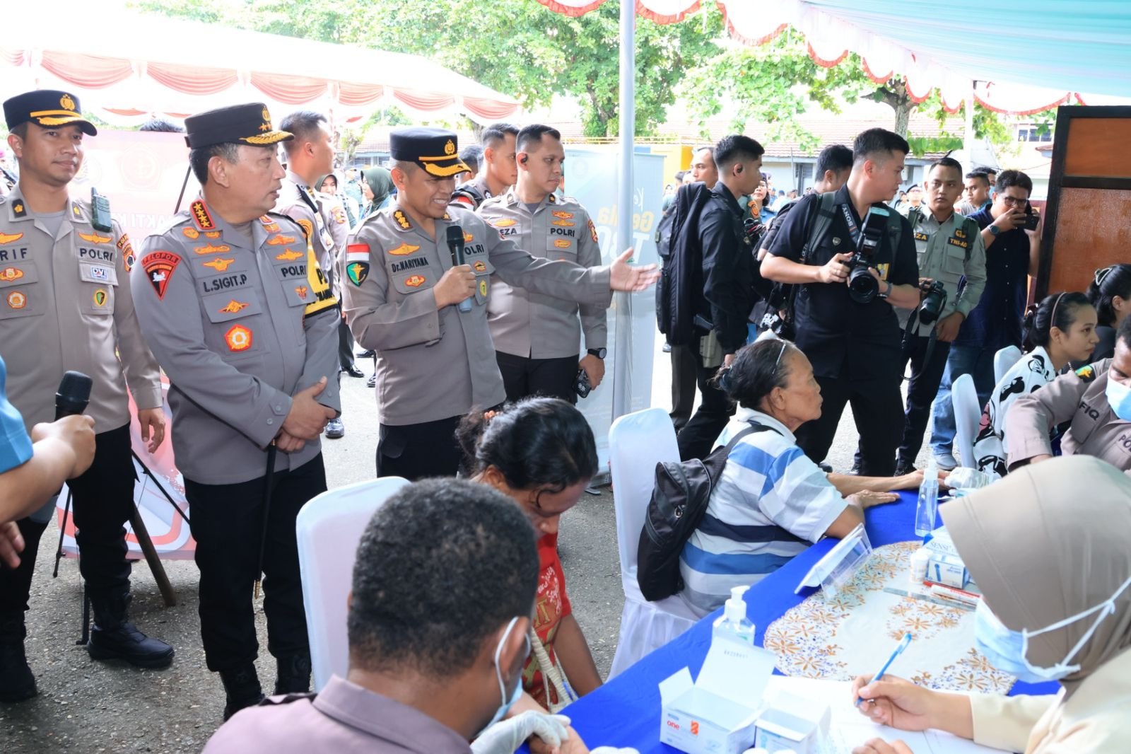 Kapolri Jenderal Polisi Drs. Listyo Sigit Prabowo dan Panglima Jenderal TNI Agus Subiyanto melakukan bhakti sosial dan bhakti kesehatan dalam kunjungan kerja di Jayapura, Papua. Foto : Humas Polda Aceh