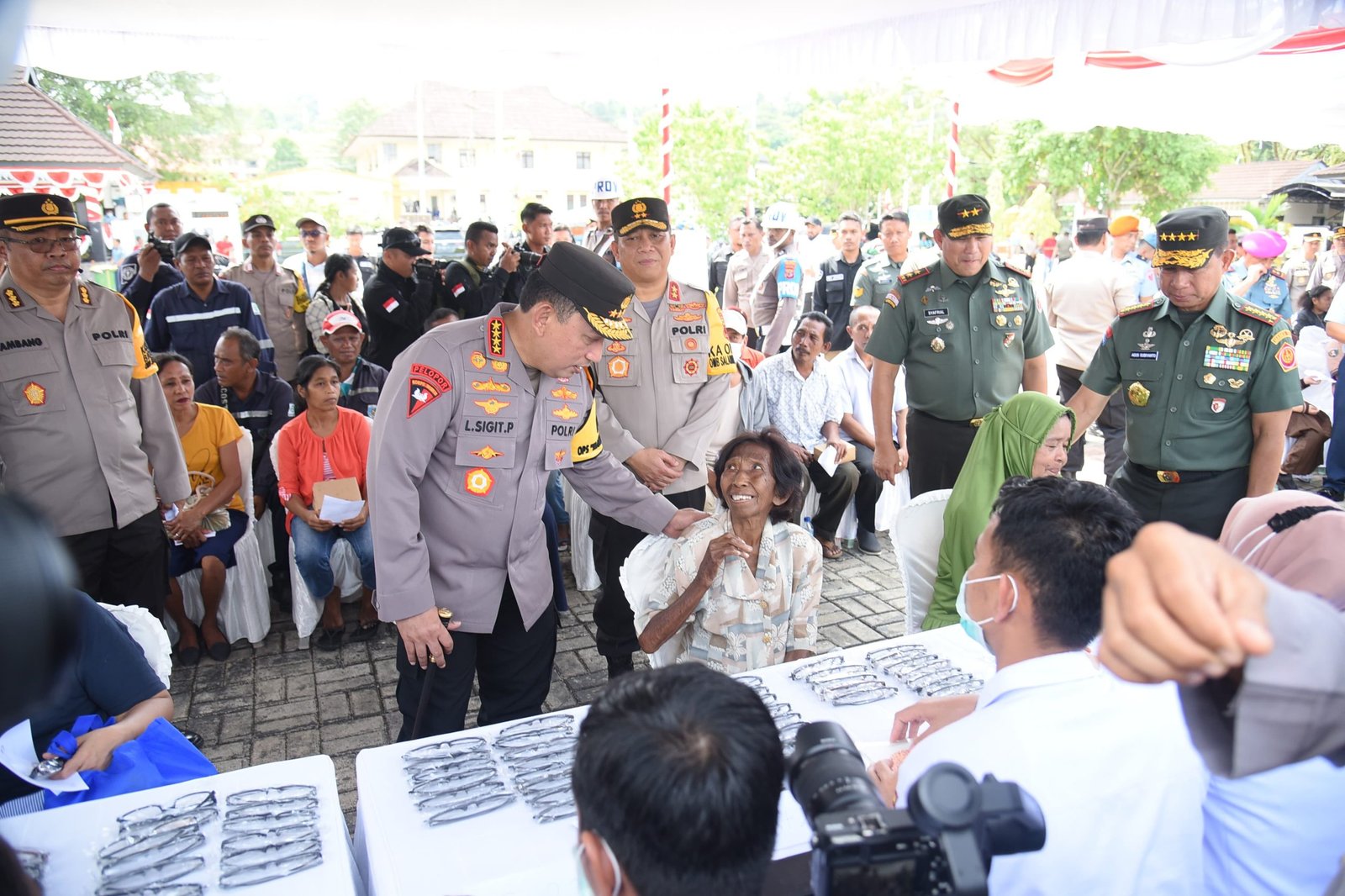 Kapolri Jenderal Polisi Drs. Listyo Sigit Prabowo dan Panglima TNI Jenderal Agus Subiyanto memberikan bantuan kesehatan dan sosial kepada masyarakat di Maluku, pada Sabtu, 9 Desember 2023. Foto : HUmas Polda Aceh