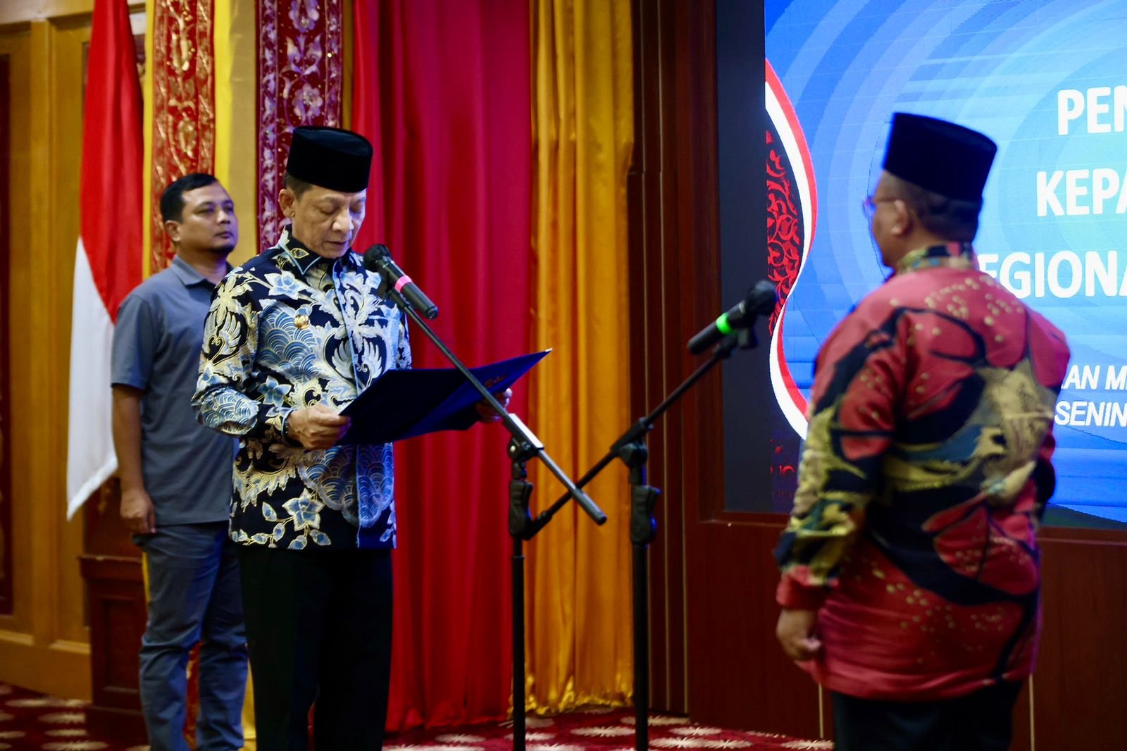 Penjabat Gubernur Aceh Achmad Marzuki, mengukuhkan Kepala Kantor Regional 13 Badan Kepegawaian Negara (BKN) Aceh yang baru, Joko Subakti, di Meuligoe Gubernur Aceh, Senin, (11/12/2023). Foto : Humas Pemerintah Aceh