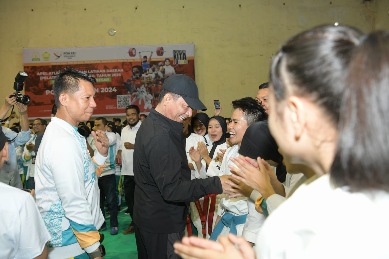 Penjabat Gubernur Aceh Achmad Marzuki, berdialog dengan atlet Aceh peserta Pemusatan Latihan Daerah (Pelatda) Pekan Olahraga Nasional Komite Olahraga Nasional Indonesia (KONI) Aceh tahun 2023, dalam rangka persiapan menghadapi PON XXI tahun 2024, di GOR KONI Aceh, Selasa (12/12/2023).