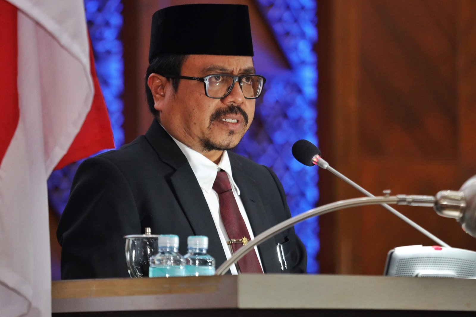 Asisten Pemerintahan, Keistimewaan dan Kesejahteraan Rakyat Sekda Aceh, Azwardi AP, M.Si menyampaikan sambutan pada Paripurna DPR Aceh Tahun 2023 dengan agenda, Penetapan Judul Rancangan Qanun Prolega Prioritas Tahun 2024, Penetapan Rencana Kerja (RKT) DPRA Tahun 2024, Penyampaian Laporan Temuan Pelanggaran HAM di Aceh oleh KKR Aceh dan Penyerahan Laporan Reses III Pimpinan dan Anggota DPRA Tahun 2023 di Ruang Sidang Paripurna DPRA, Selasa (12/12/2023). Foto : Humas Pemerintah Aceh